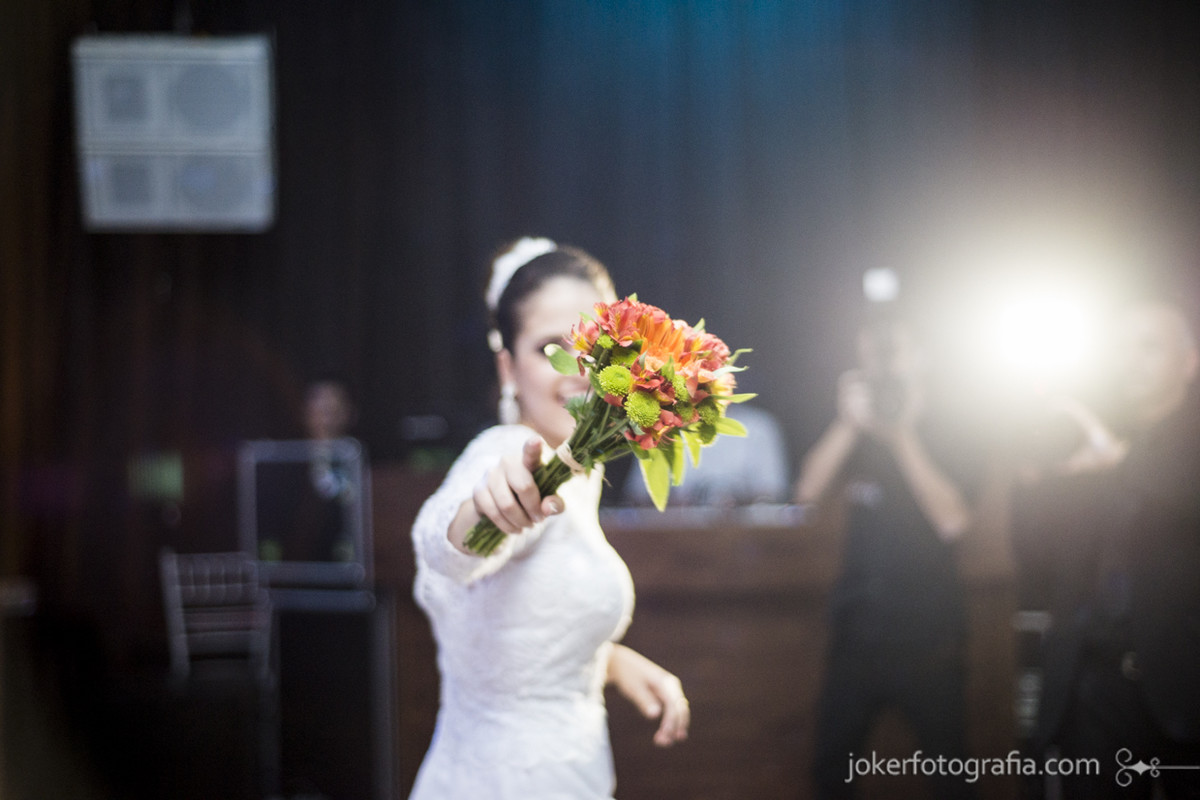 fotógrafo de casamento curitiba noiva jogando buquê