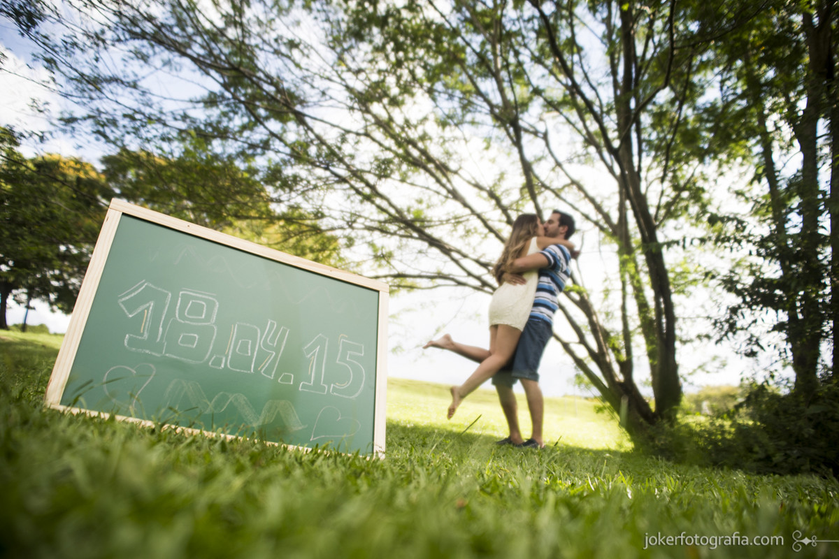 016_save_the_date_ensaio_casal_noivos_curitiba_fotografo_data_casamento_plaquinha_escrita_a_mao_quadro_lousa