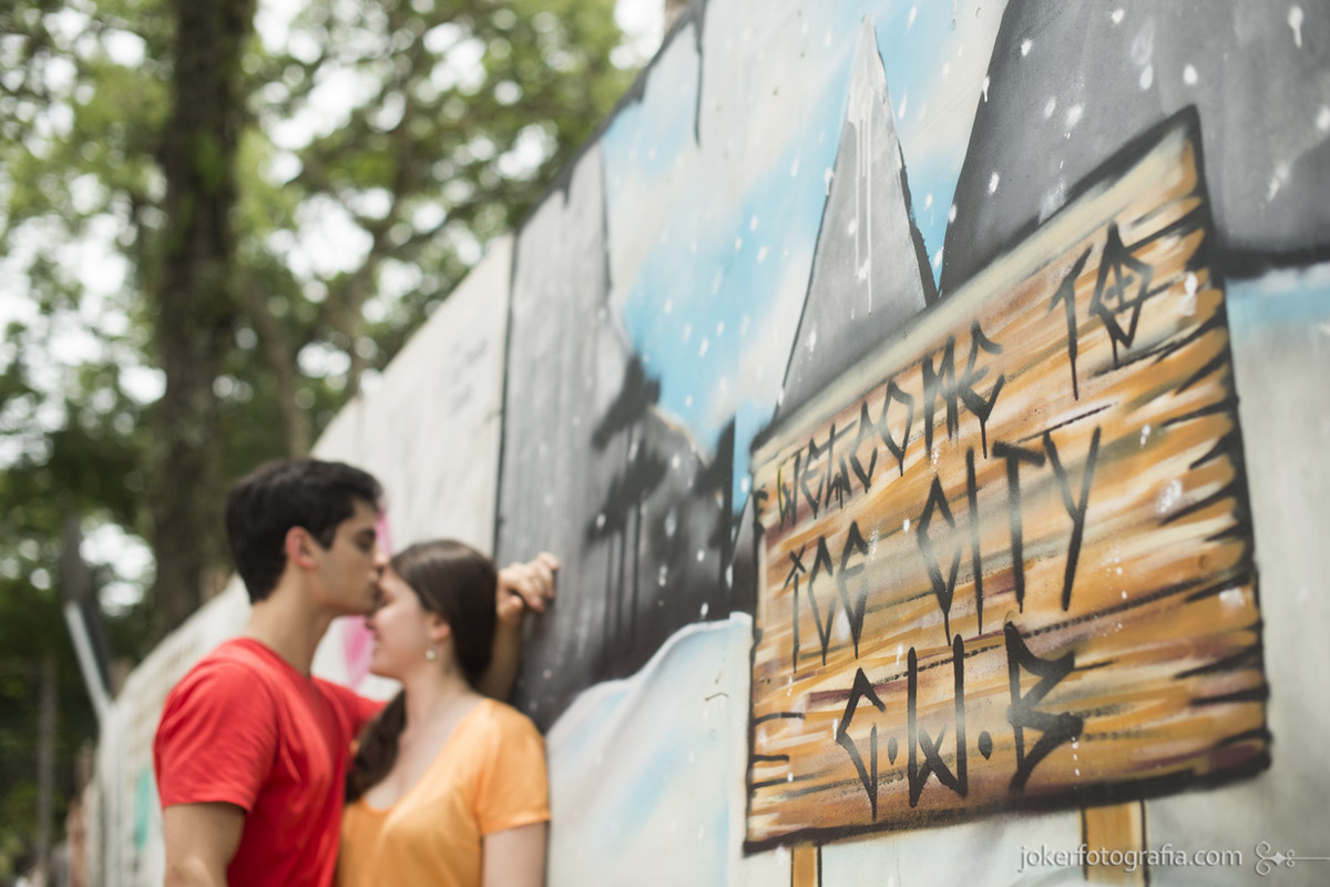 025_welcome_to_the_ice_city_cwb_tapume_praca_da_espanha_artistas_ensaio_casal_curitiba_fotografia_de_casamento