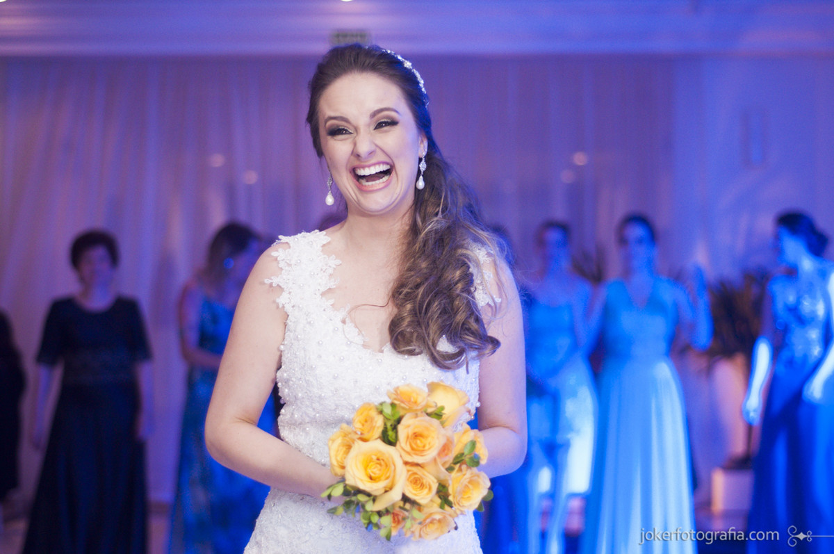 024_buque_noiva_sorrindo_casamento_jogar_o_bouquet