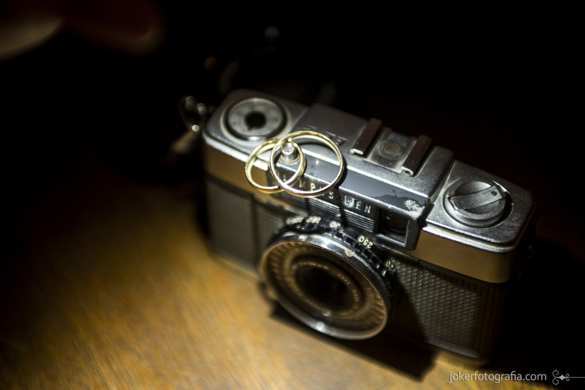 043-aliancas_camera_retro_vintage_lomo_olympus_fotografia_maquina_fotografica_casamento