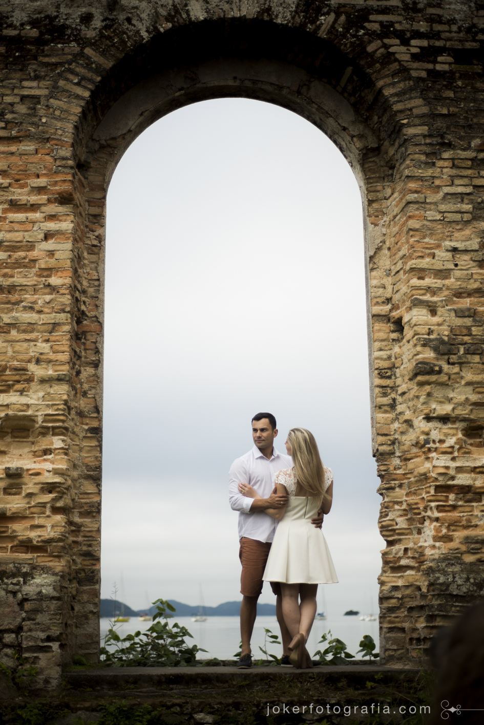 ruinas de antonina em ensaio fotográfico de casal