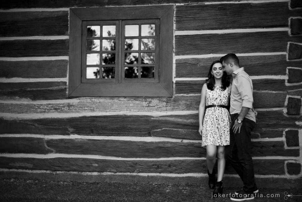 ensaio de casal pré-wedding no campo