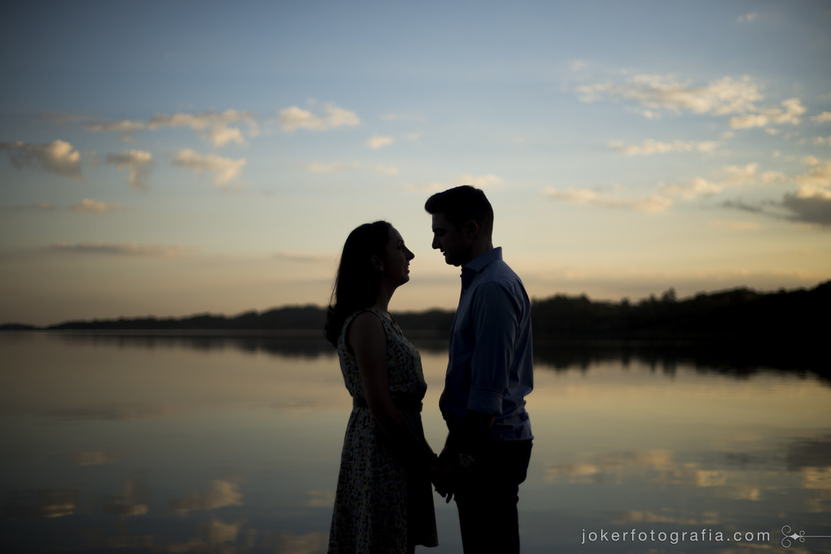 casal ao por do sol final de tarde