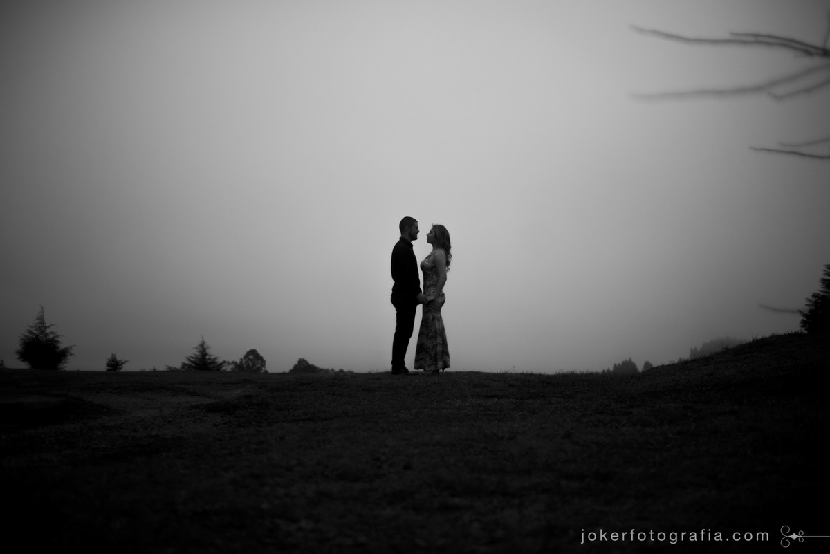 ensaio de casamento diferente nas alturas em dia chuvoso com fotógrafo de curitiba