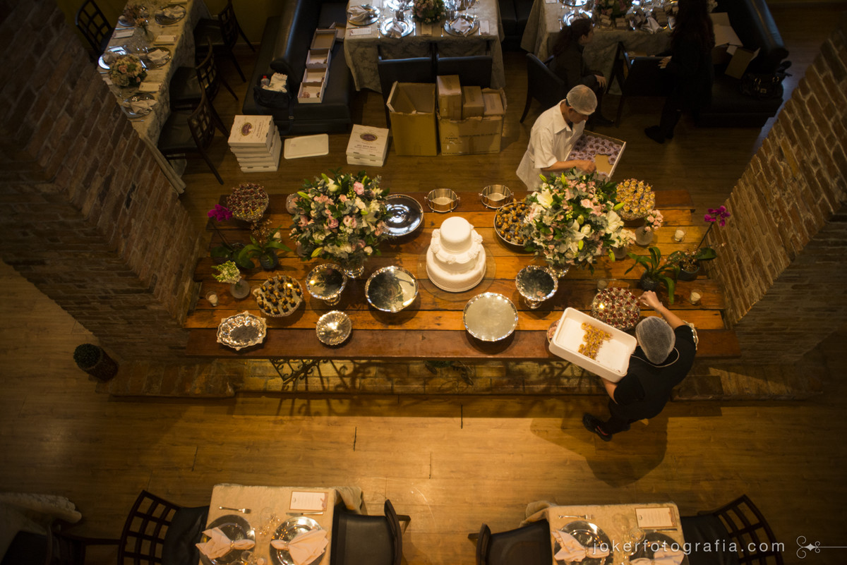 empresa de docinhos de casamento doceira em curitiba arrumando mesa de doces no dom parma