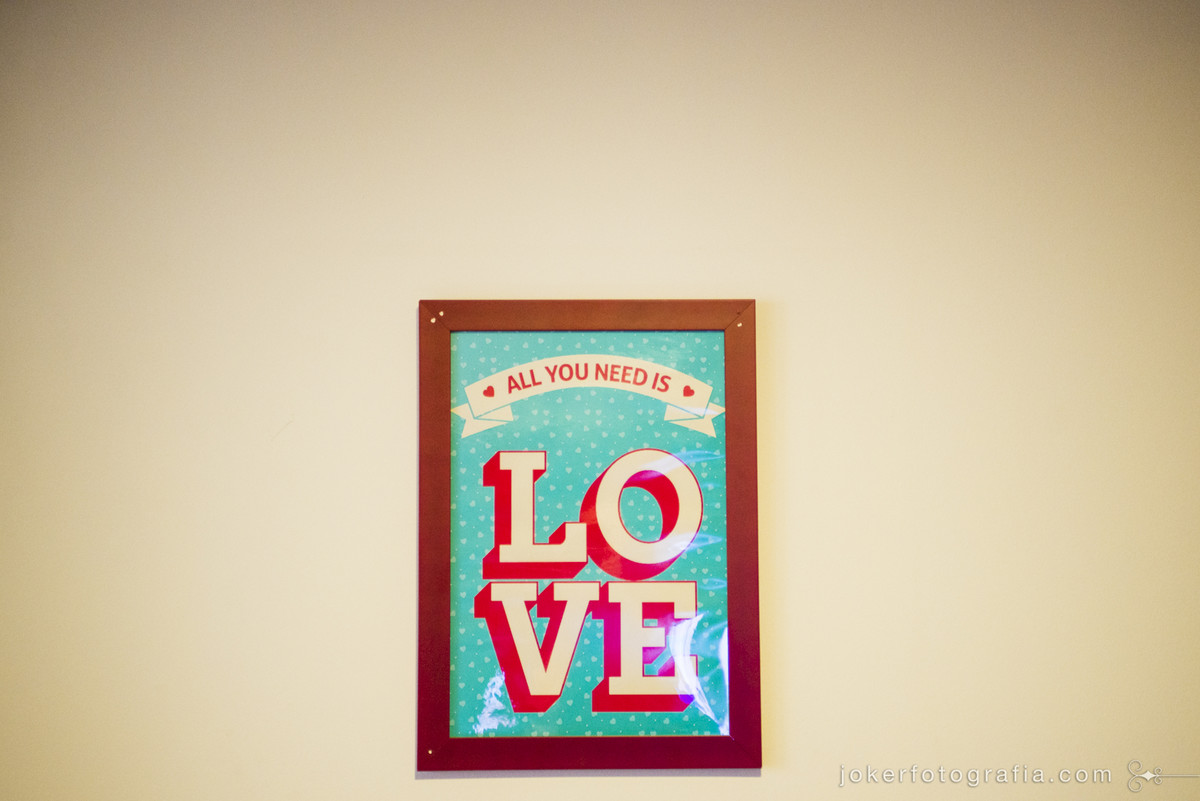 all you need is love quadro com frase dos beatles para decoração do apartamento