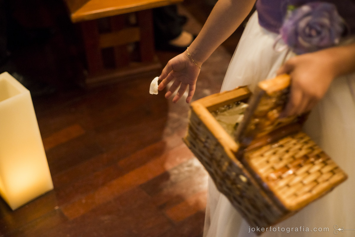 daminha jogando pétalas na entrada da igreja