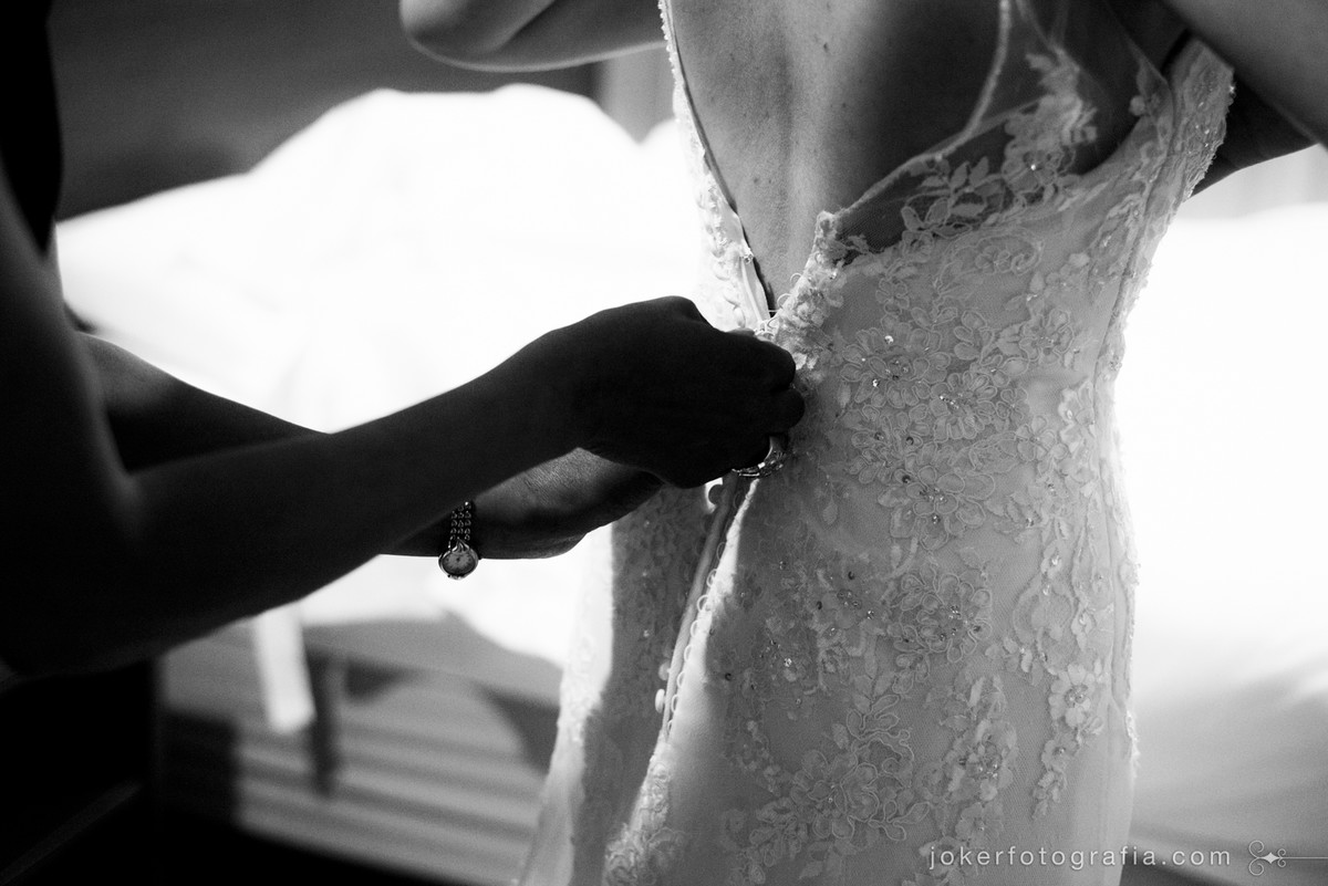 fechando o vestido da noiva