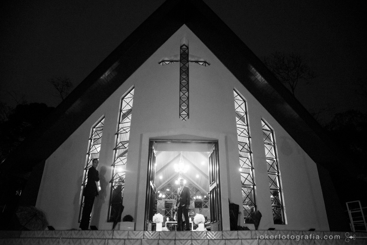 noivo na porta da igreja nossa senhora de salette esperando pela noiva