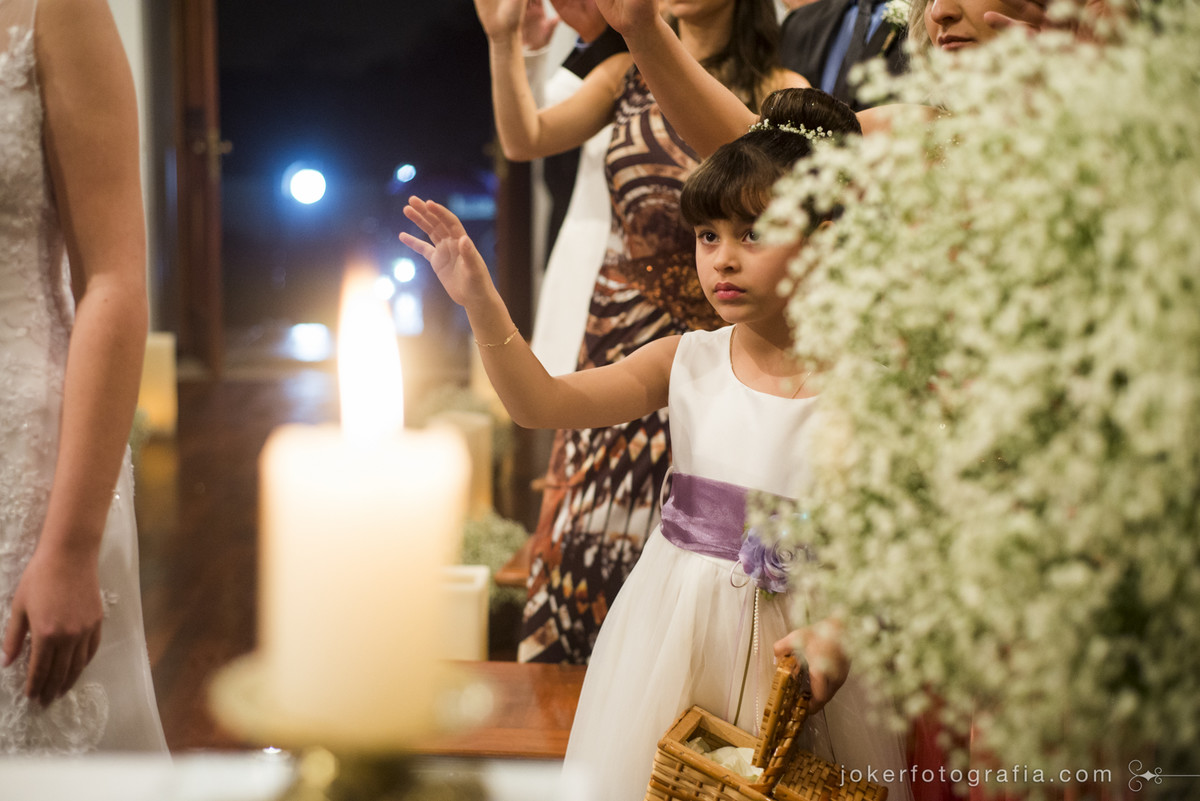 daminha durante a cerimonia de casamento