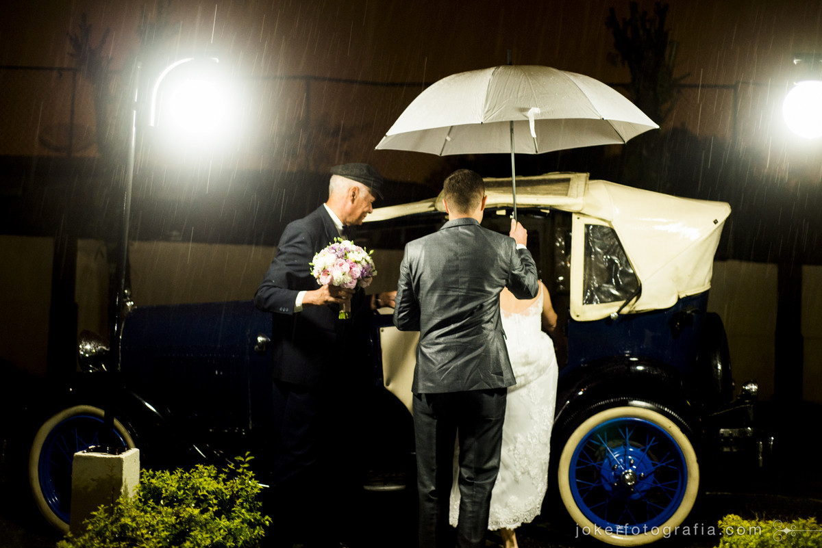 casamento em dia de chuva carro dos noivos do elcio garagem do tempo