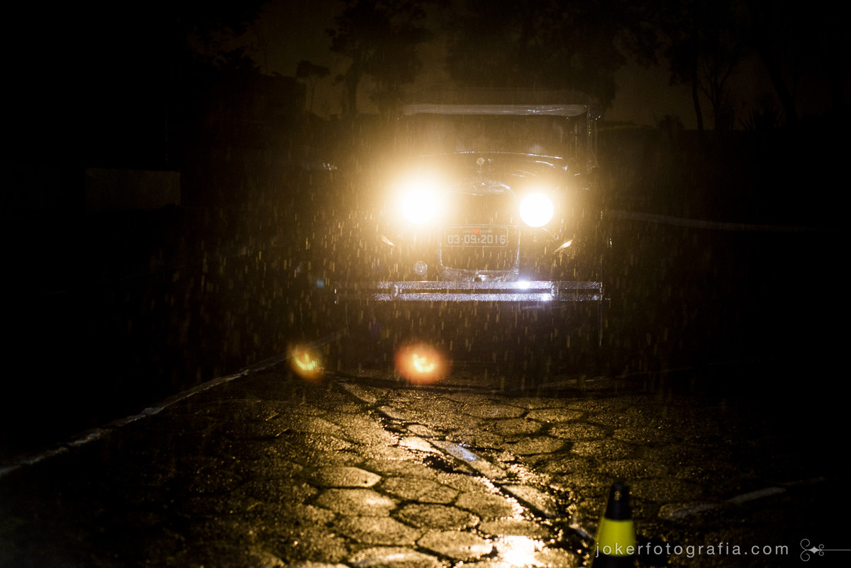 carro da noiva em dia de chuva