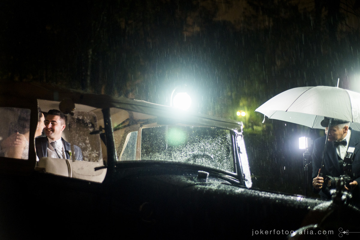 carro dos noivos garagem do tempo casamento com chuva