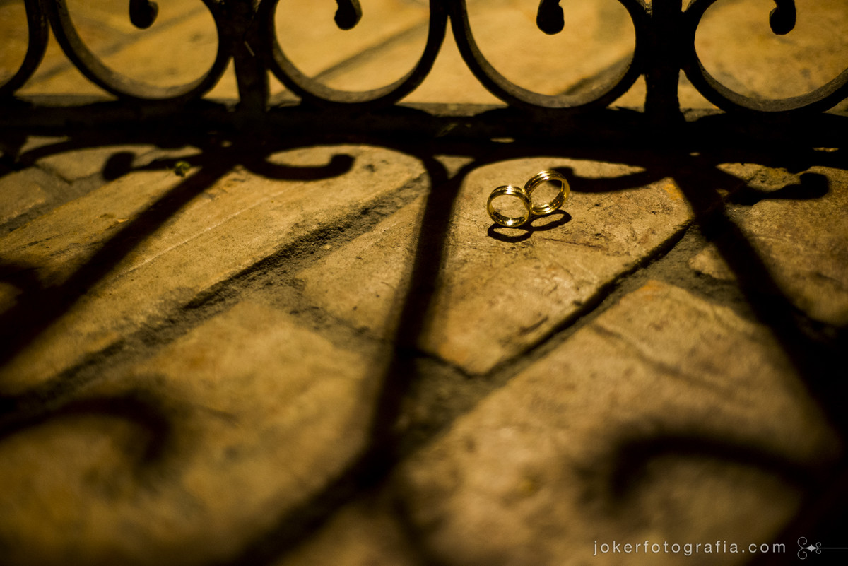 fotógrafo de casamento faz fotos incríveis das alianças