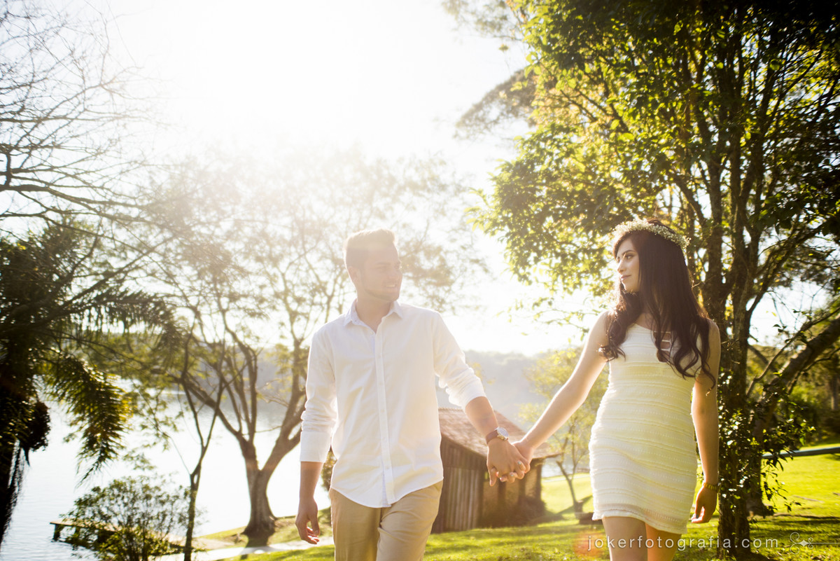 casal caminhando ao por do sol no laggus residencial nautico