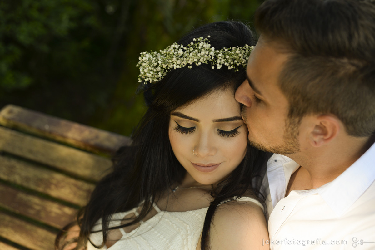 noiva usa flores na cabeça para ensaio pre wedding