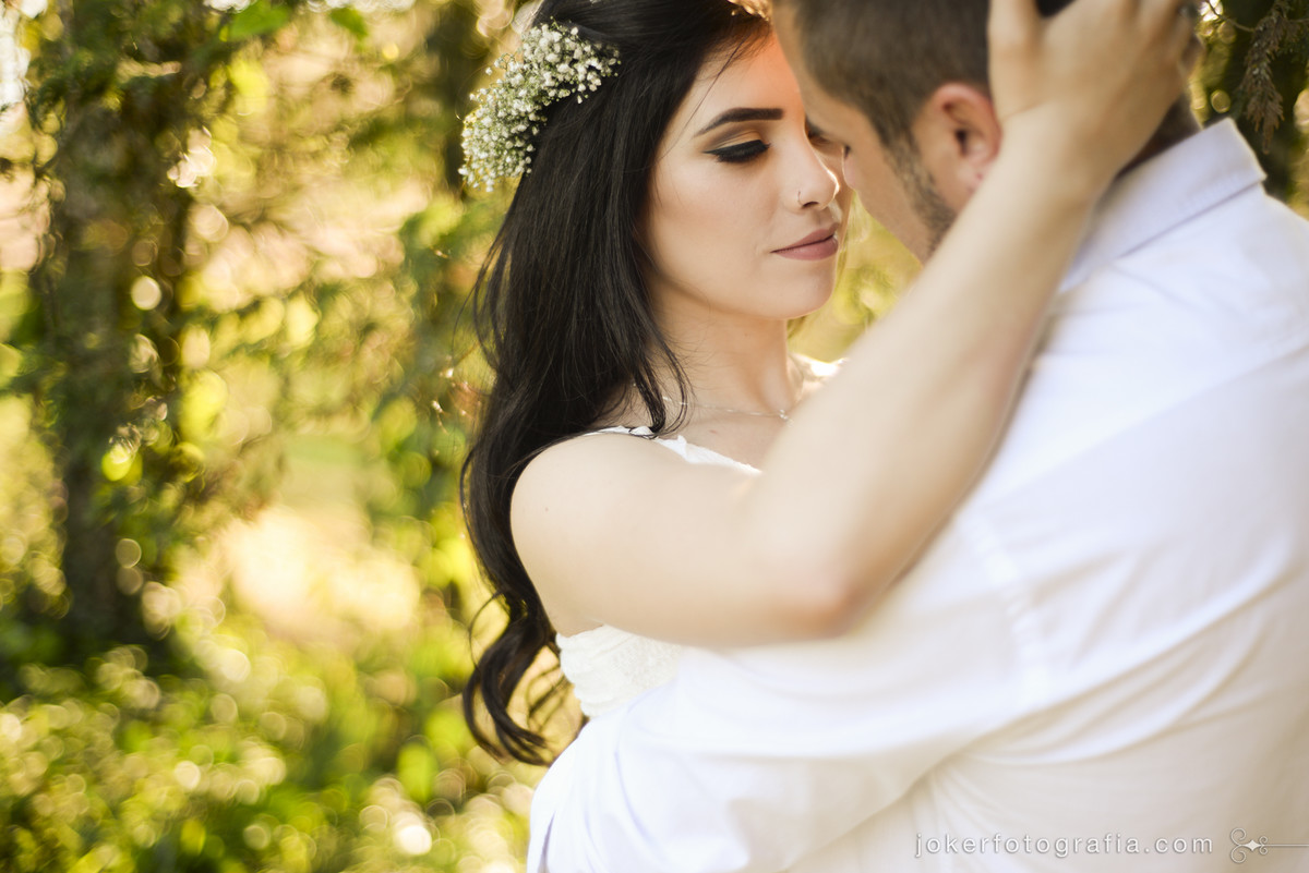 casal jovem e noiva de cabelo solto