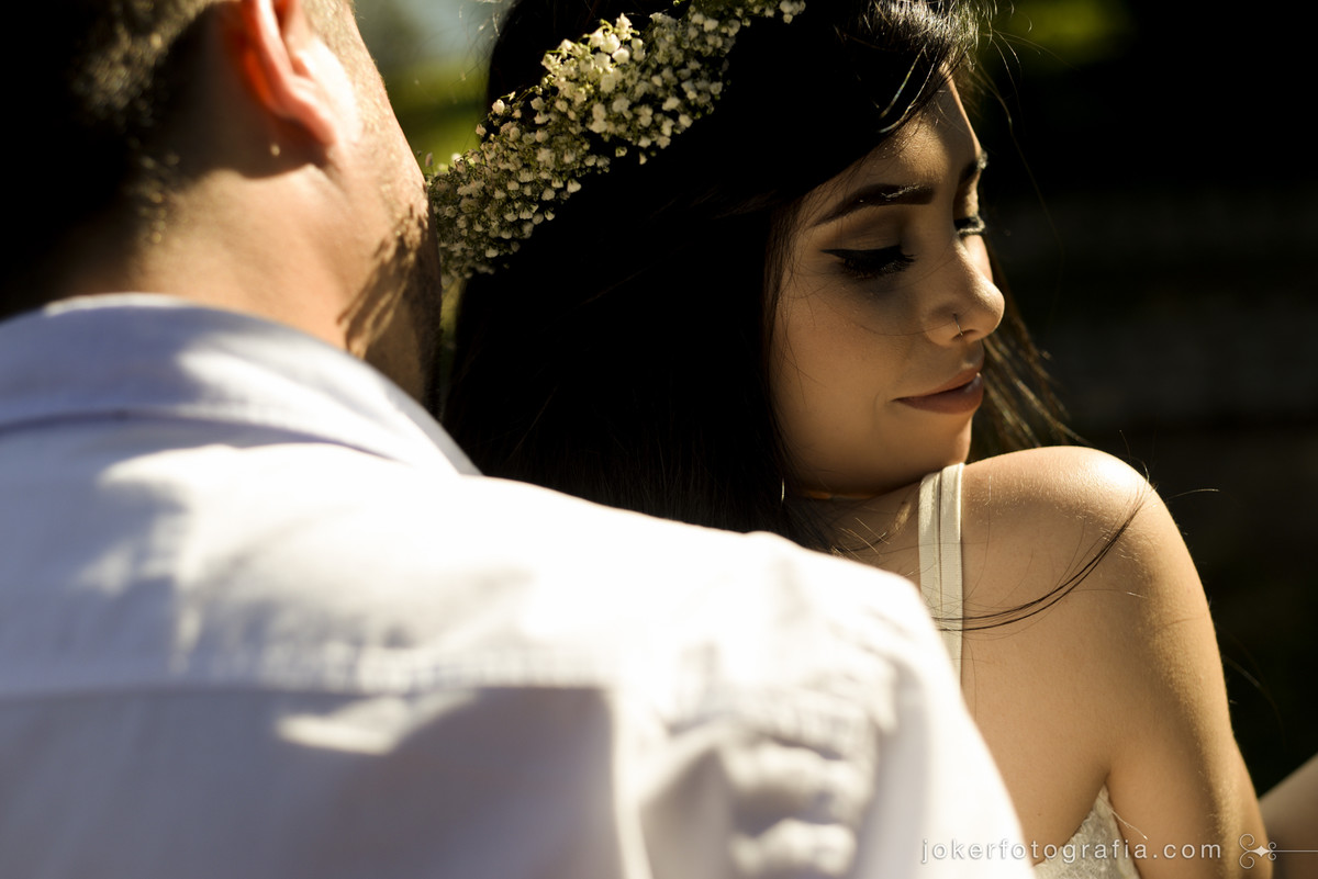 fotografia espontanea no ensaio antes do casamento em curitiba