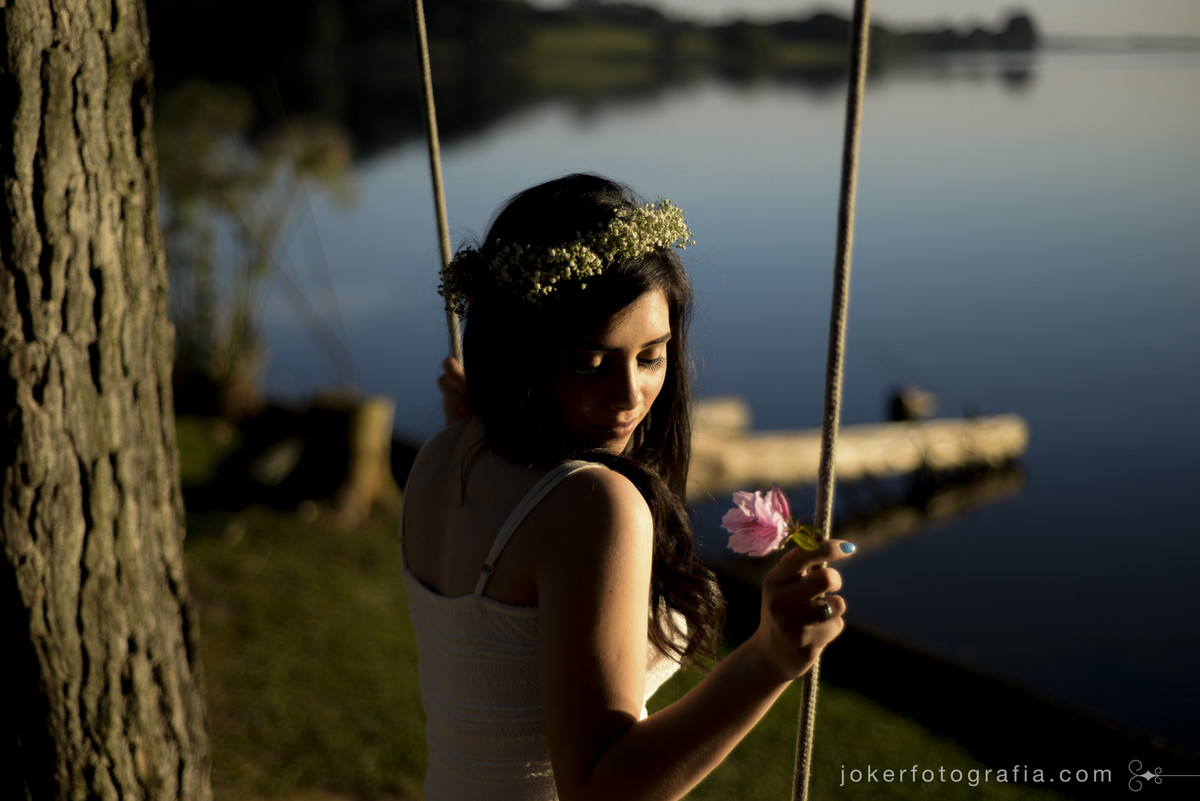 noiva no balanço no dia do ensaio pre casamento
