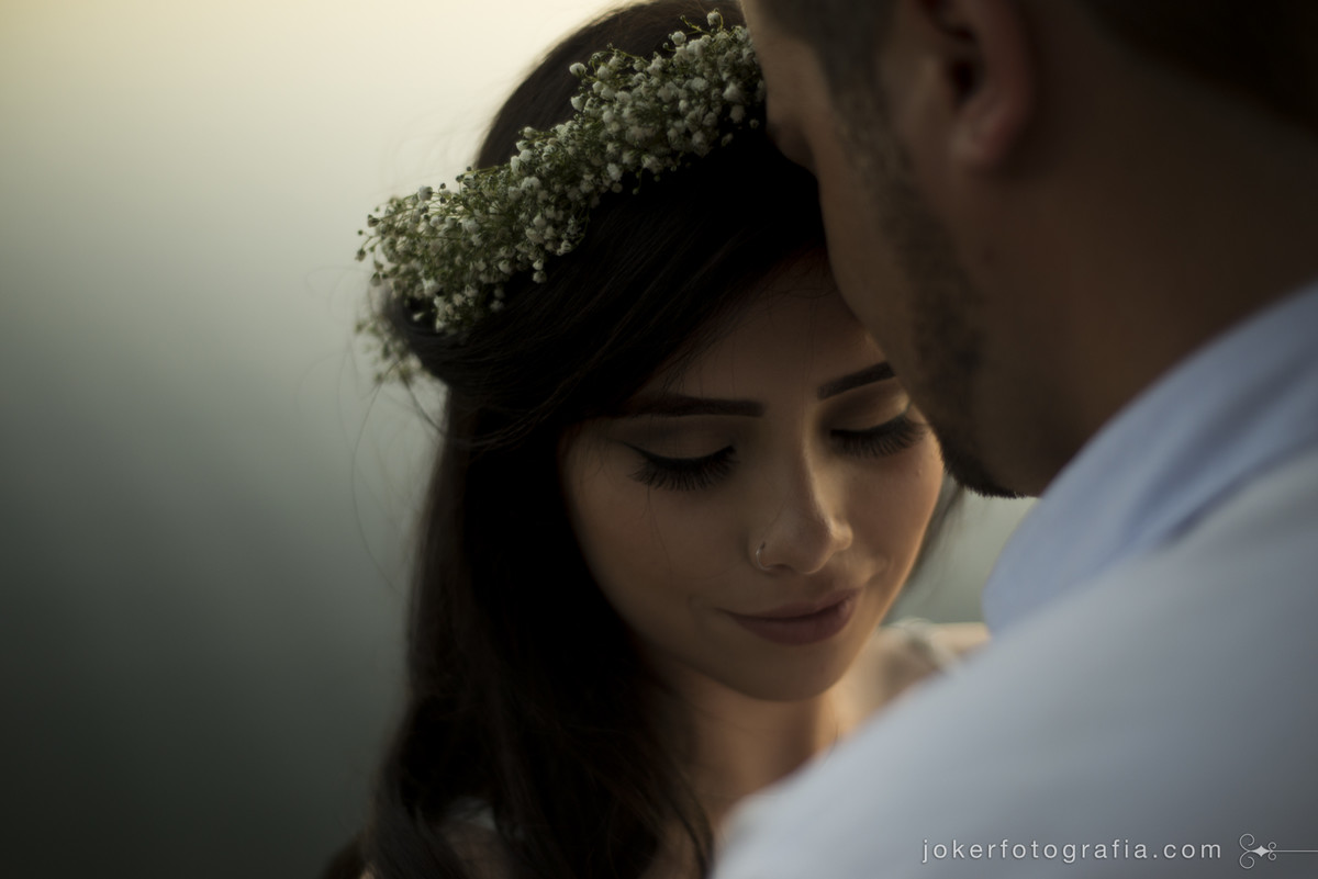 noiva jovem com guirlanda de flores