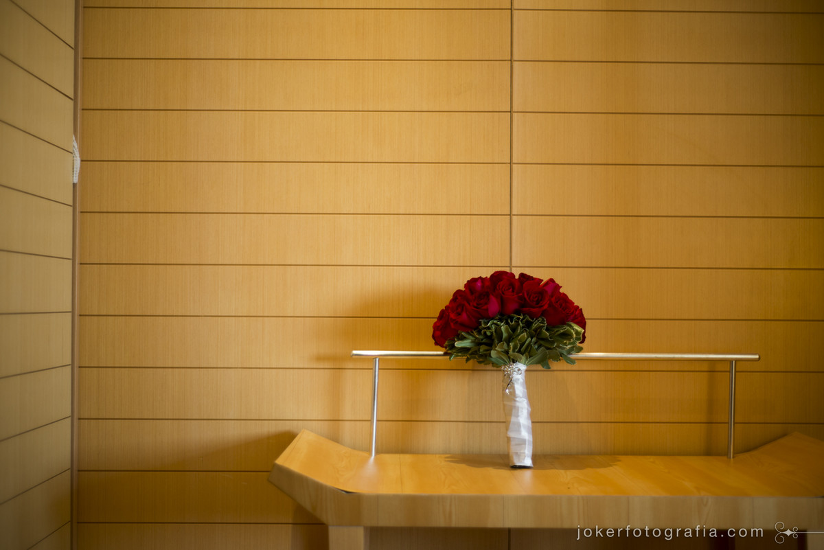 buque de noiva com rosas vermelhas está sempre na moda