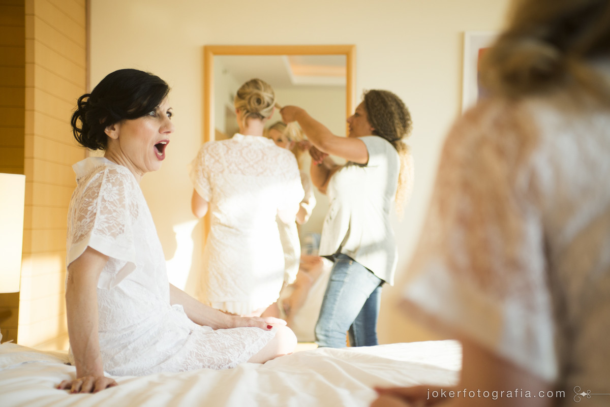 mãe da noiva se preparando para o dia do casamento