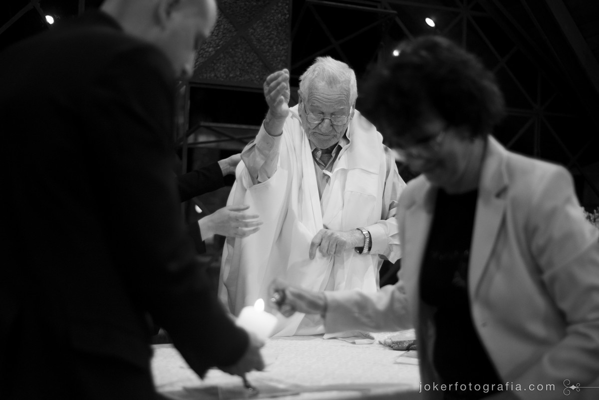 padre da as bençãos das alianças
