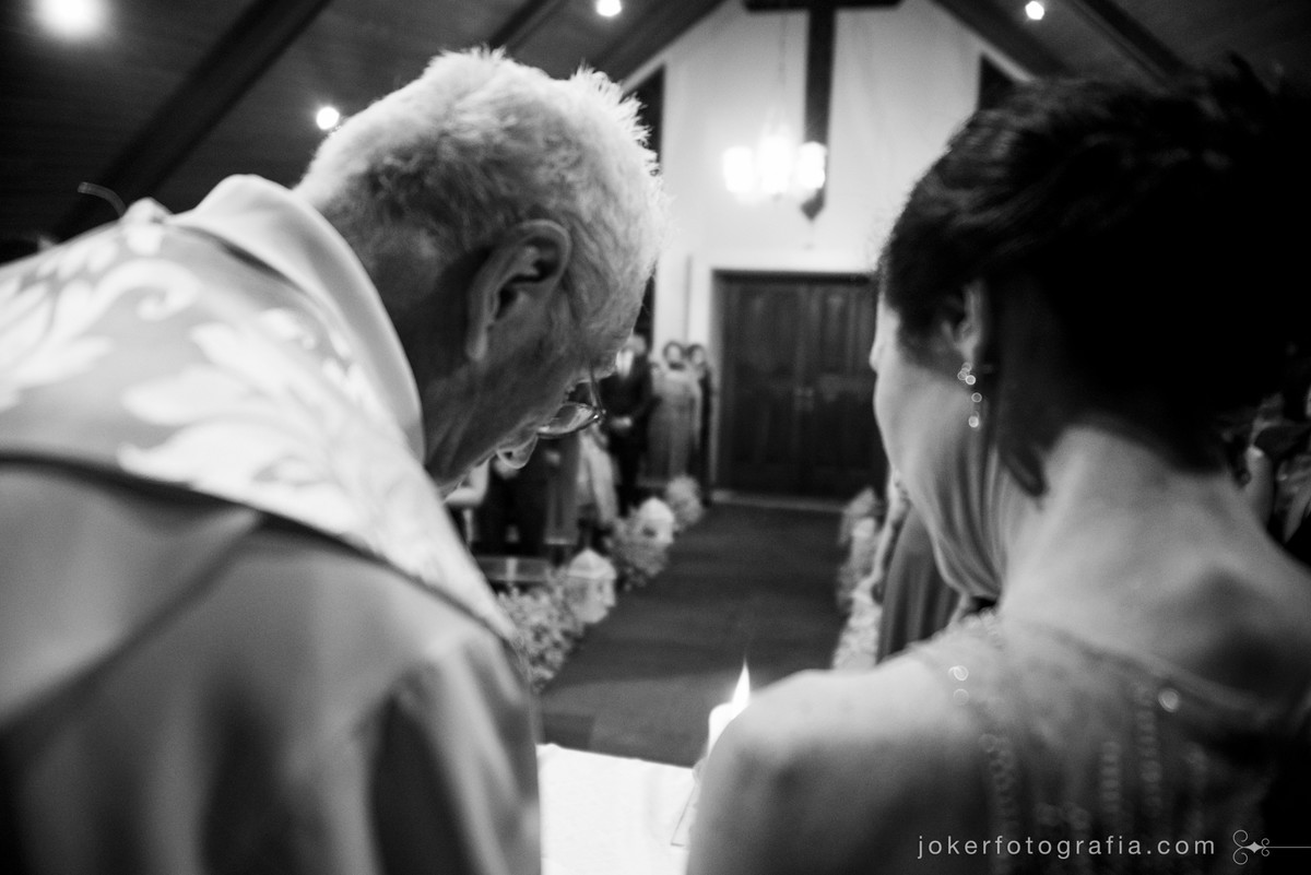 padre de casamento na igreja