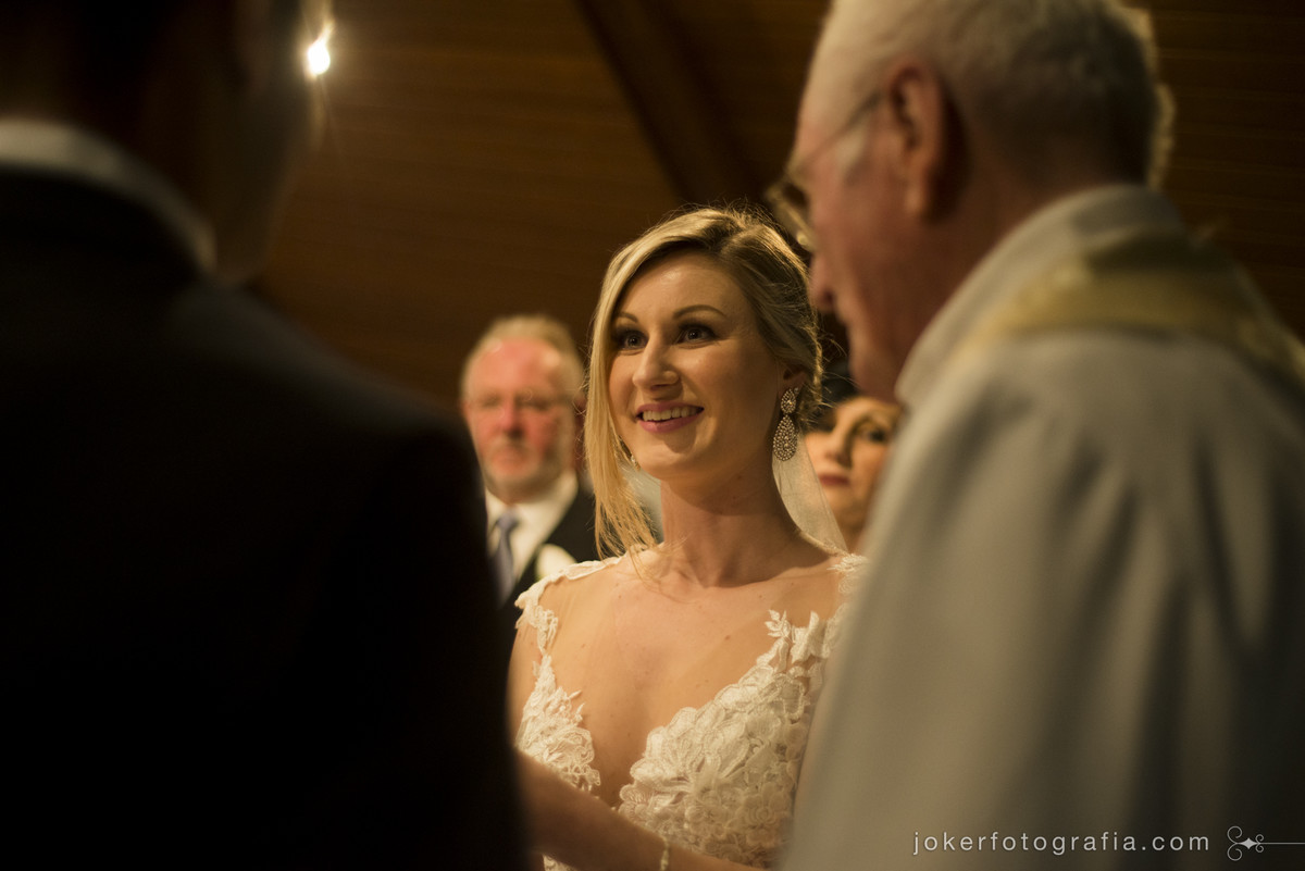 sorriso da noiva no dia do casamento
