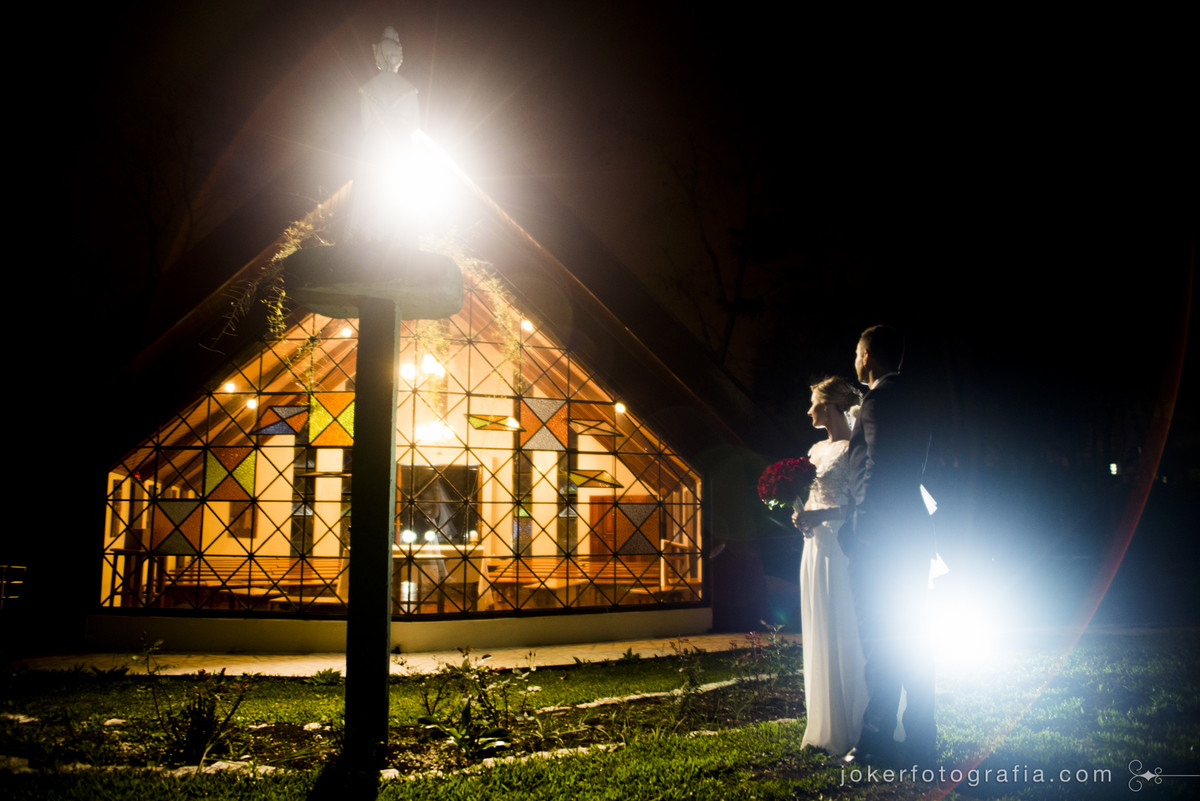 casal de noivos na capela nossa senhora de salette para fotos posadas