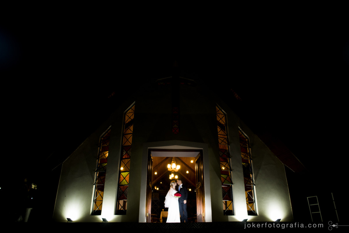 igreja a noite para o dia do casamento