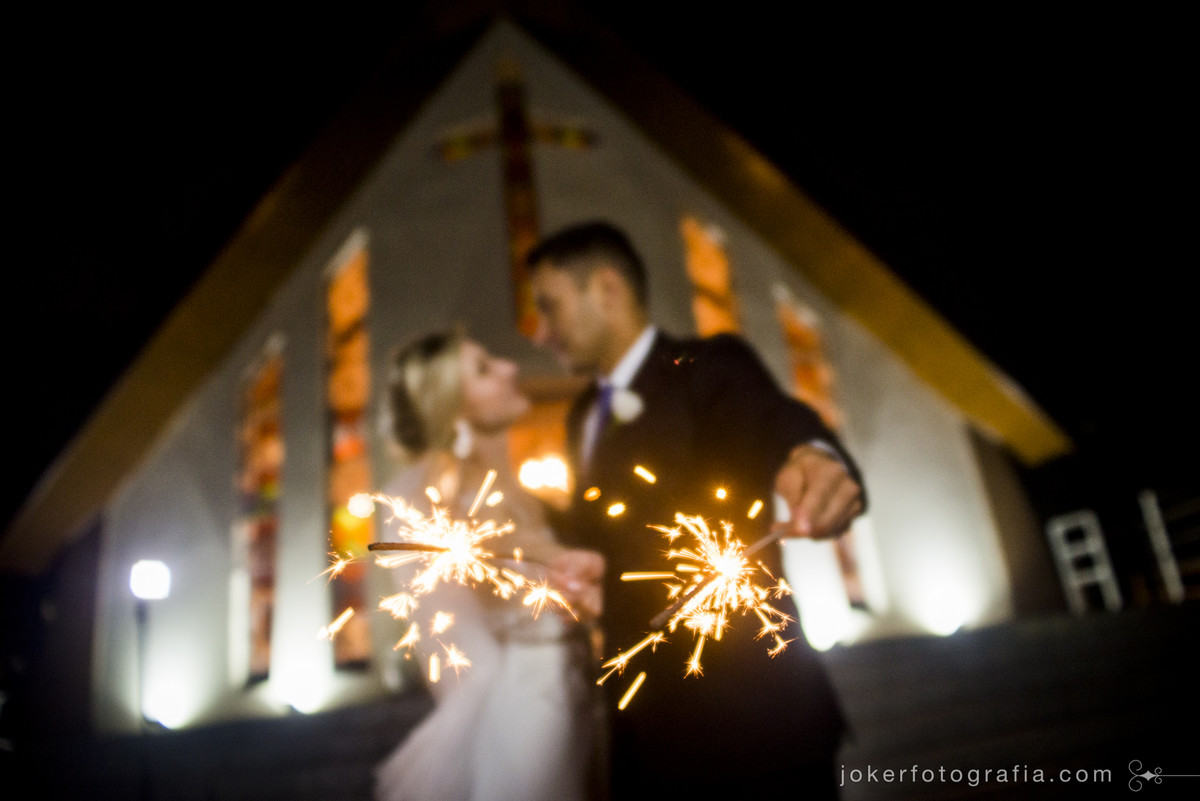 casal de noivos com sparckles e fogos de artificio no dia do casamento