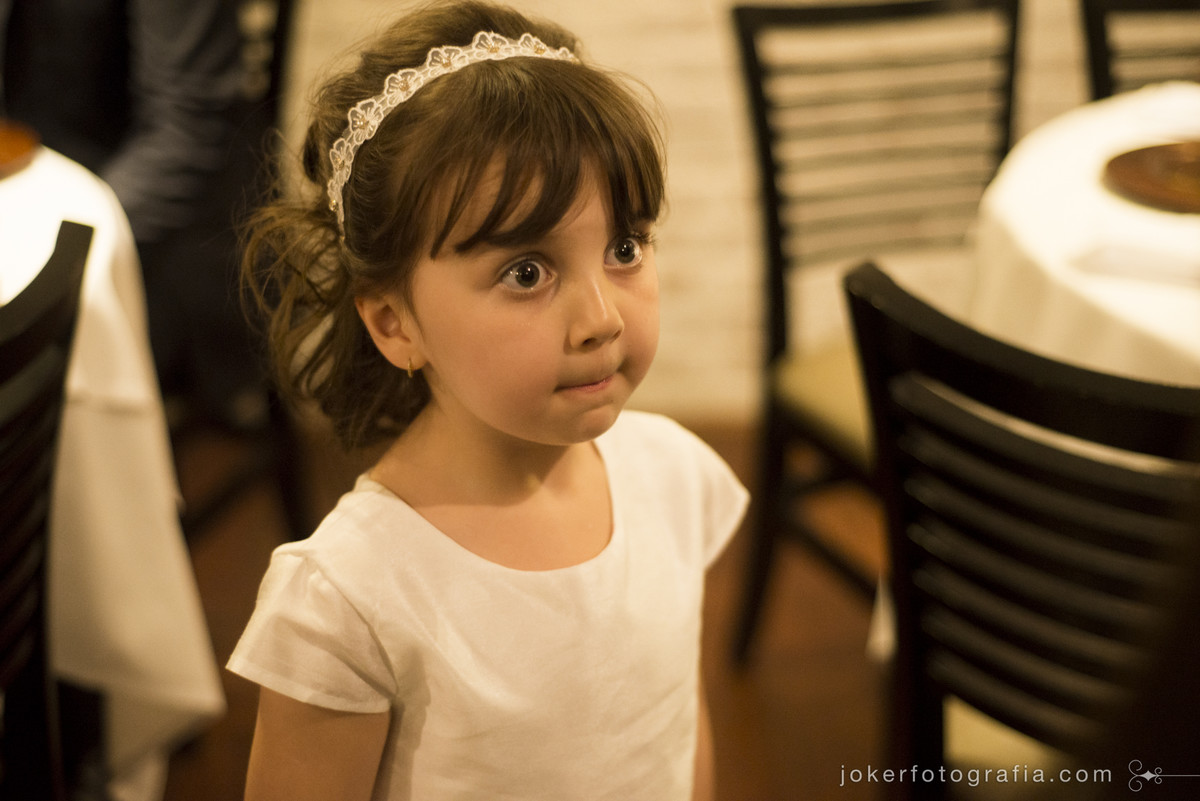 daminha com vestido branco