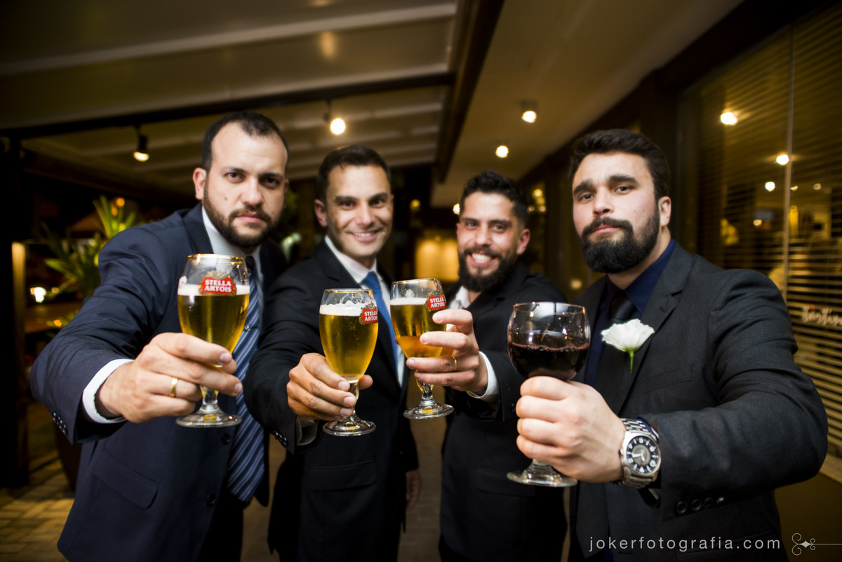 um brinde aos padrinhos de casamento mais divertido do ano