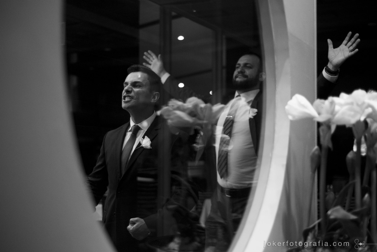 amigos do noivo se divertem no dia do casamento fotografia documental em curitiba