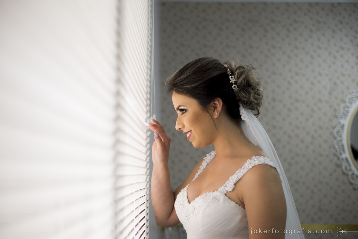 noiva esperando pelo carro antes do casamento espiando na janela