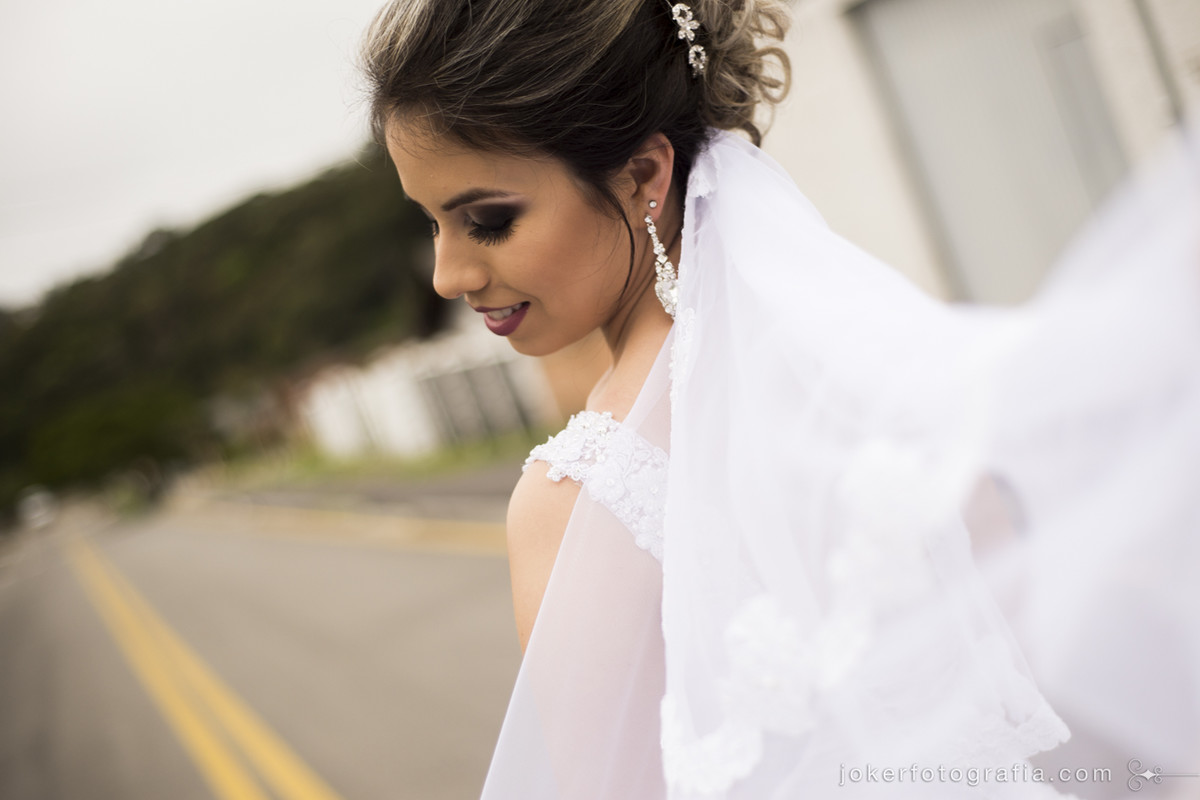 noiva faz fotos na rua em frente a sua casa antes do casamento com maquiagem por Rhailliny Cordeiro e cabelo por Mari Dantas