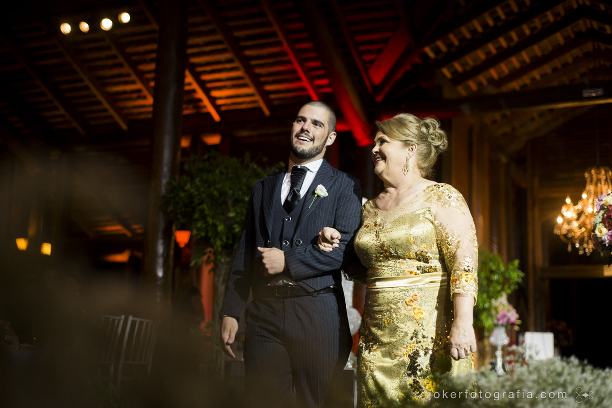 entrada do noivo na cerimonia de casamento