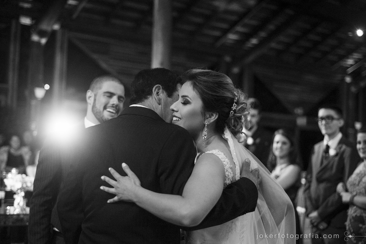 noiva cumprimentando o pai em cerimônia emocionante de casamento