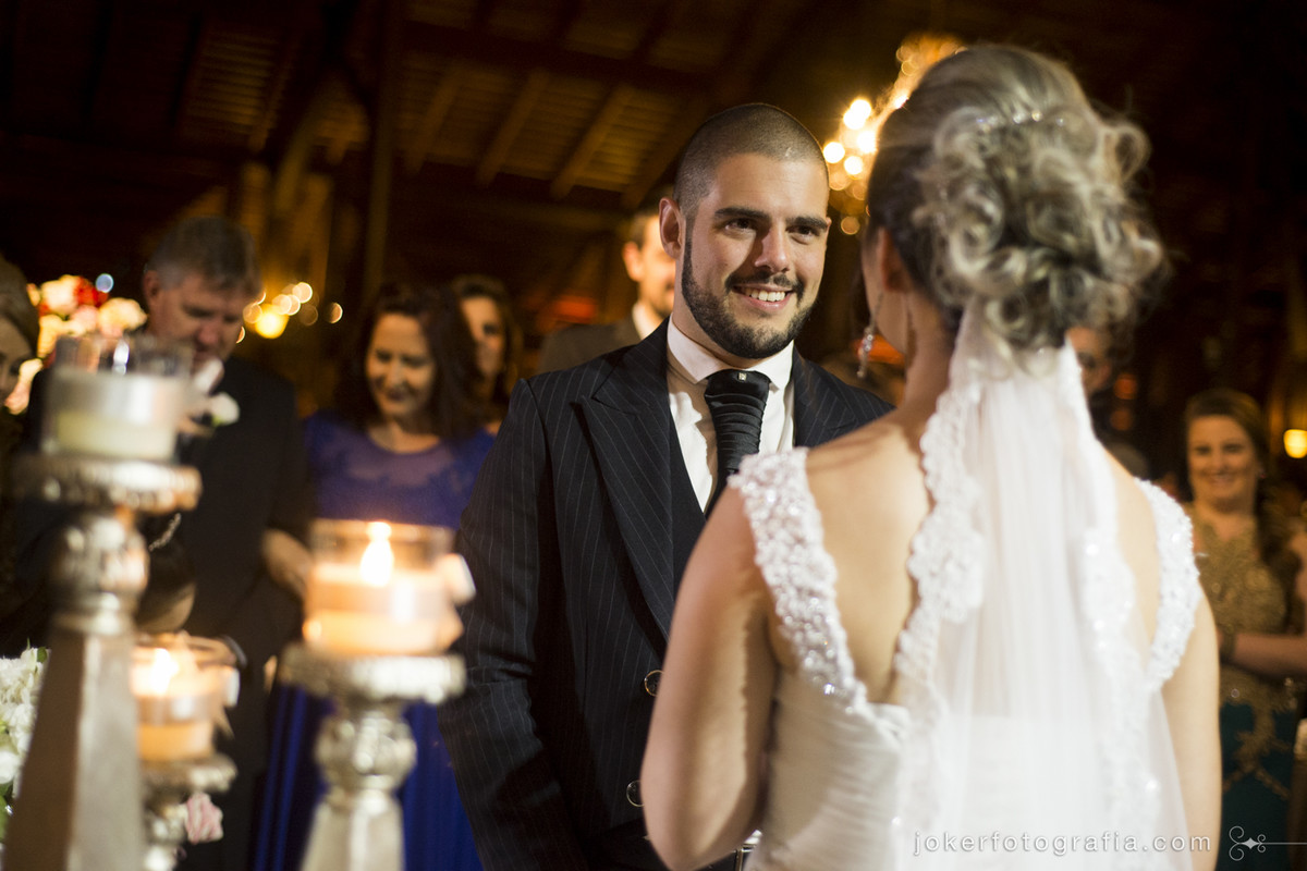 cerimônia de casamento com lustres e velas