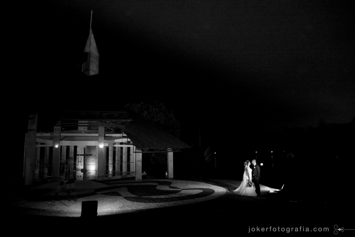 fotografia de casamento em frente a capela do santa mônica clube de campo