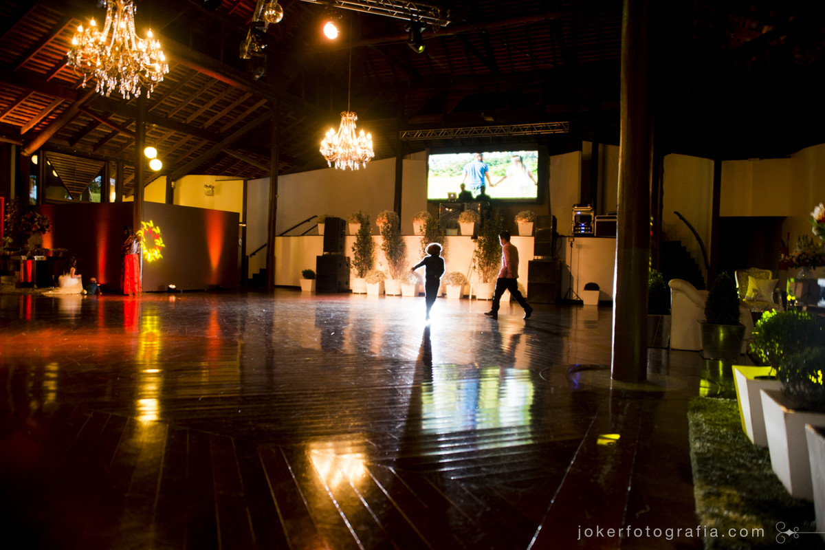 crianças no casamento se divertem com a luz da pista