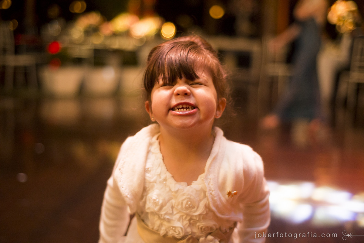 daminha linda fazendo careta no casamento