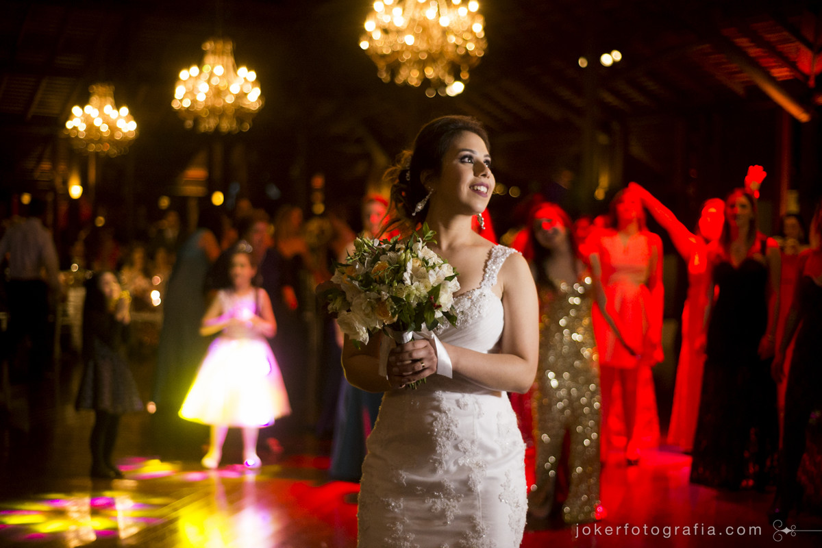 qual buquê devo jogar no dia do casamento? usando lustres na decoração