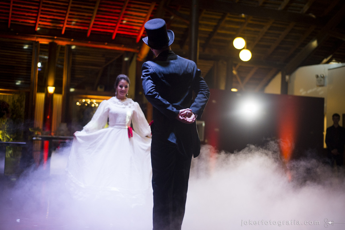casamento de gaúchos e noivo usando cartola para dança do lenço dança dos noivos diferente e incomum