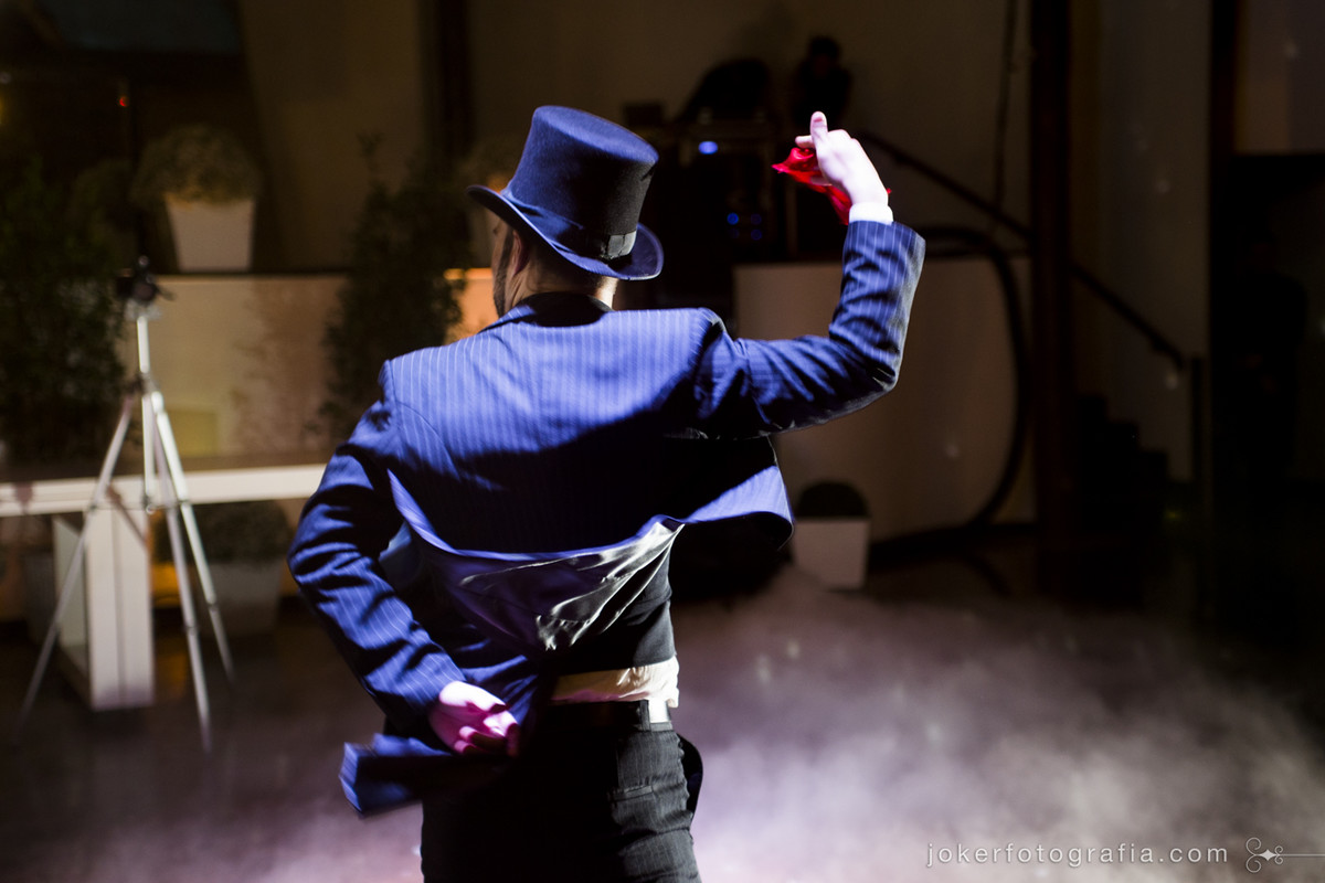 fotógrafo de casamento registra dança do lenço feita pelos noivos com traje típico do noivo: chapéu tipo cartola e os tradicionais lenços vermelhos