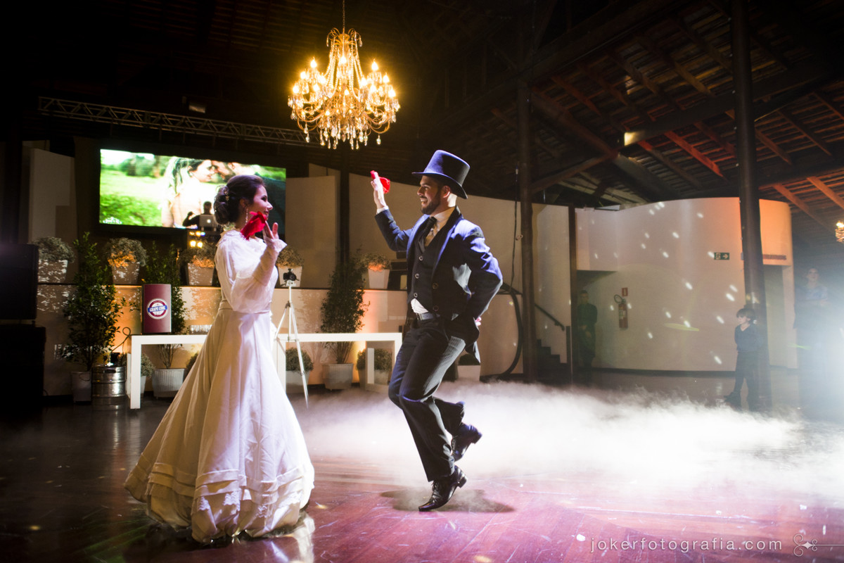 dança dos noivos com traje especial. noiva troca de vestido para a hora da dança dos noivos