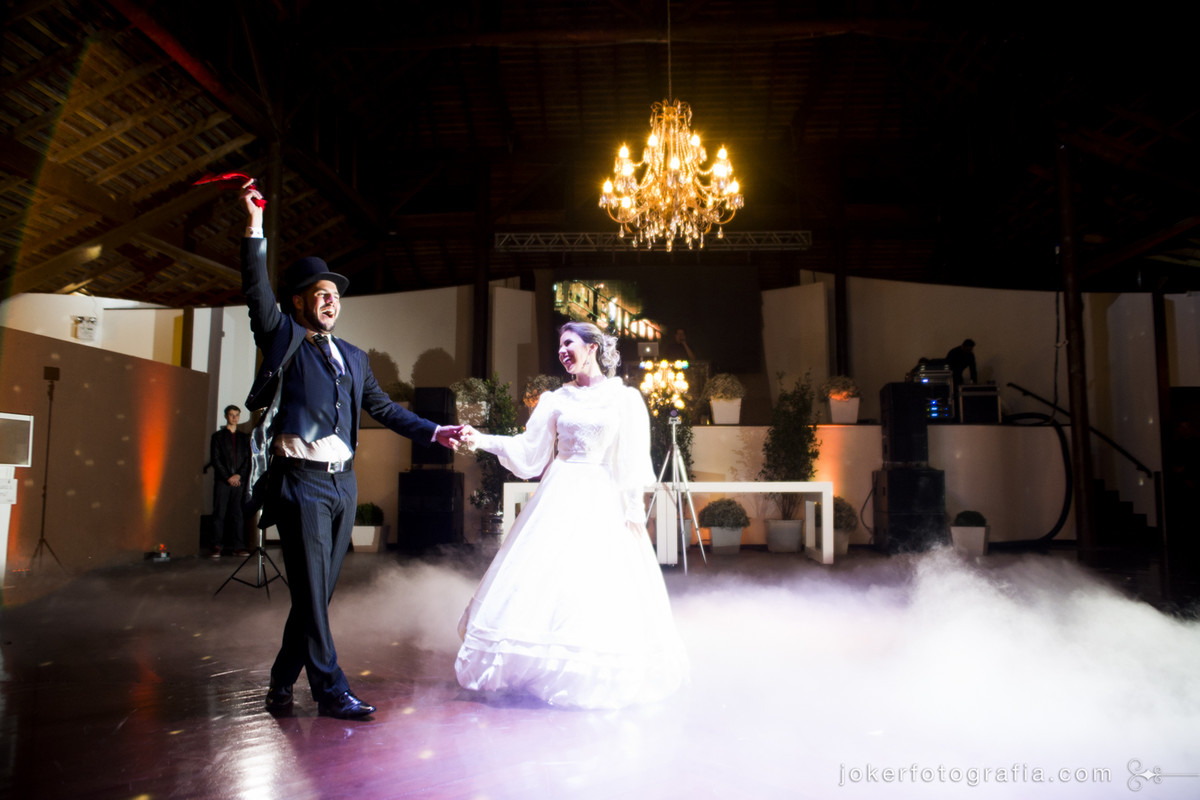 Lustres na decoração do casamento e a tradicional dança gaúcha do lenço para casamento no rio grande do sul