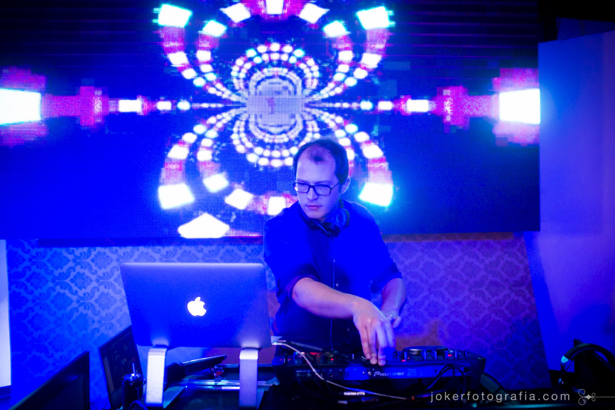 dj wagner tacla em festa de casamento com painel de led fotografado por joker fotografia. indicações de dj em curitiba